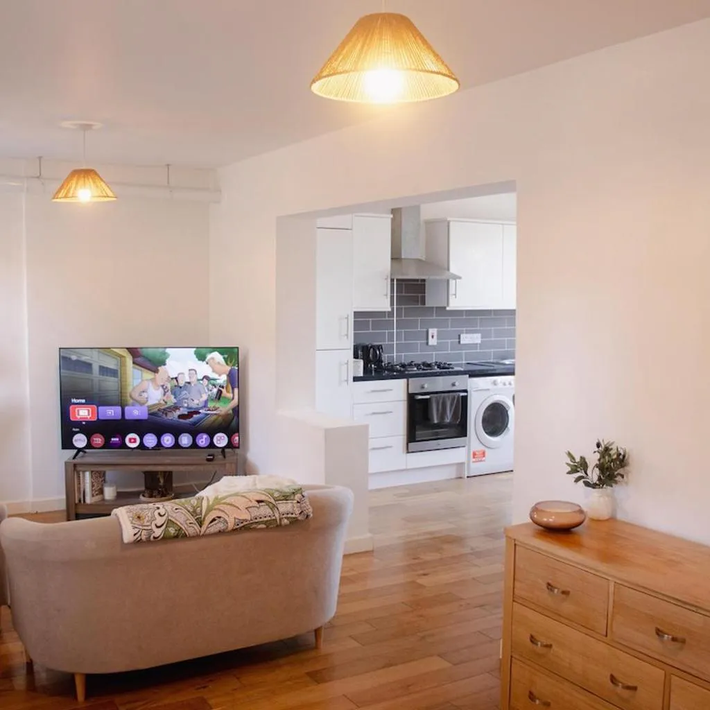 Photograph of Perfect for 4 - 2 Bedroom 2 Bathroom Apartment Bermondsey, Tower Bridge, London Eye