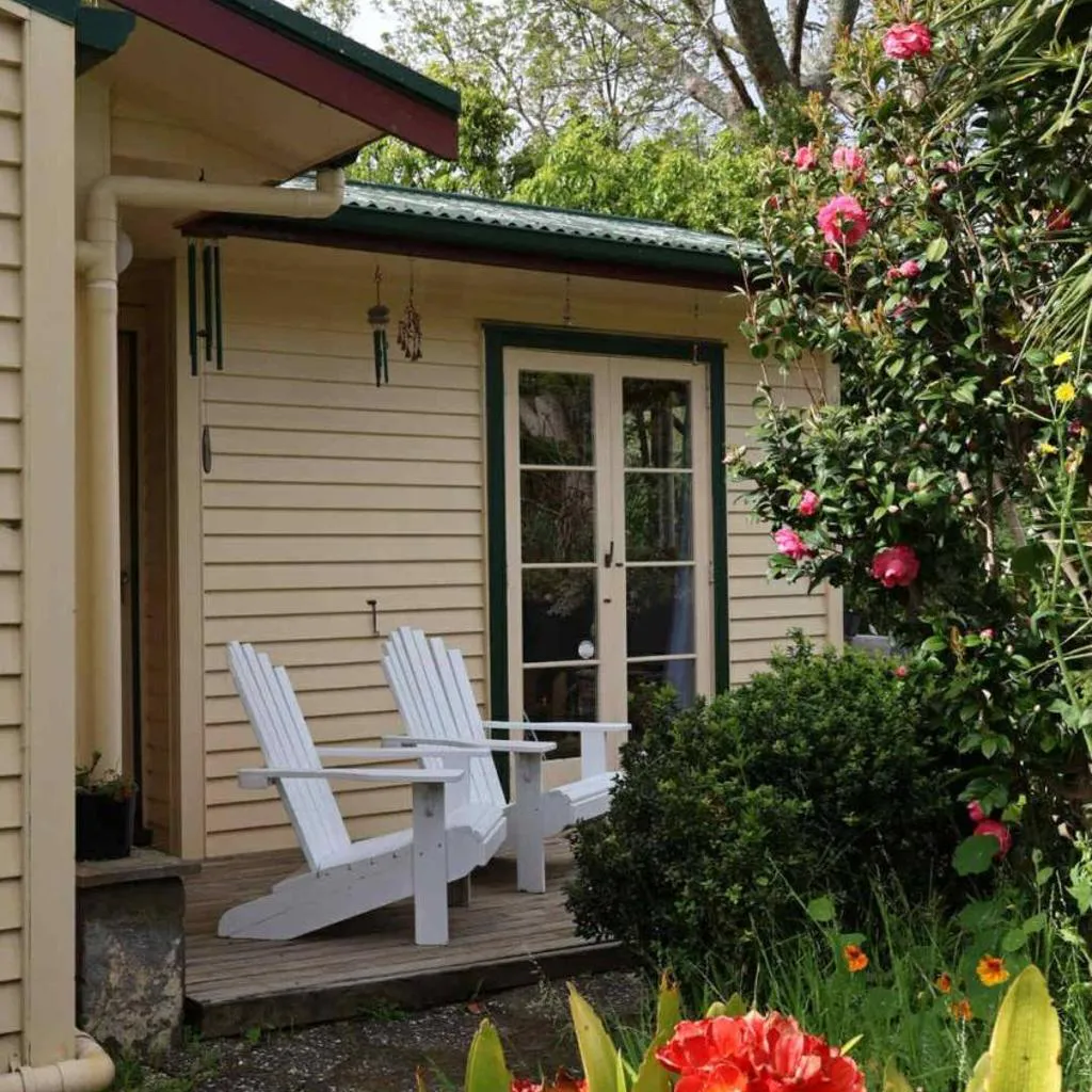 Photograph of Tranquil Early 1900s Retreat in Auckland with Free Parking