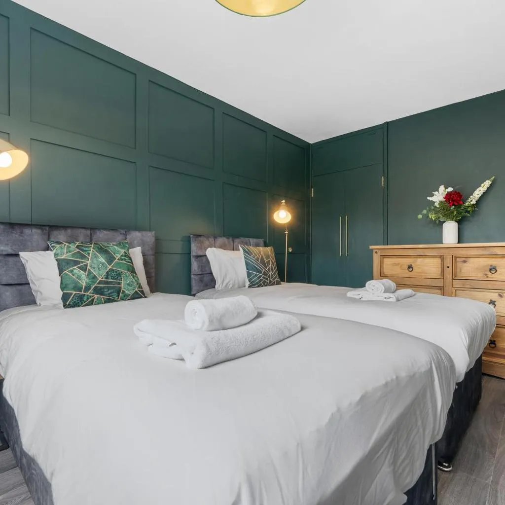 Photograph of Spacious 3 bedroom Whitechapel Apartment with Garden by Gold Stays