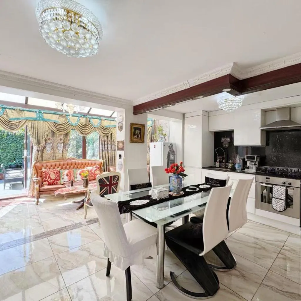 Photograph of Cheerful 4 bedroom house with garden free parking