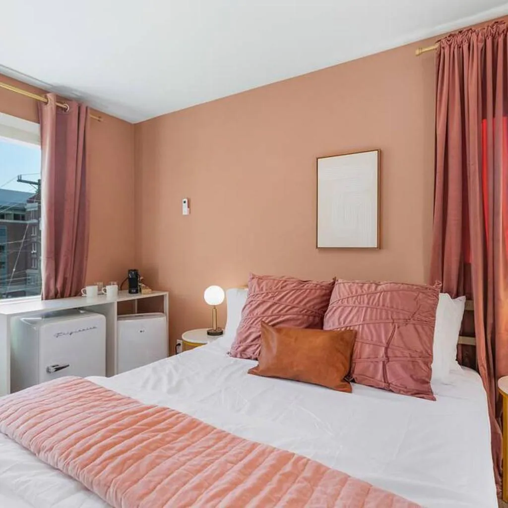 Photograph of Elvis's Sweet Suite - 84 Walkscore