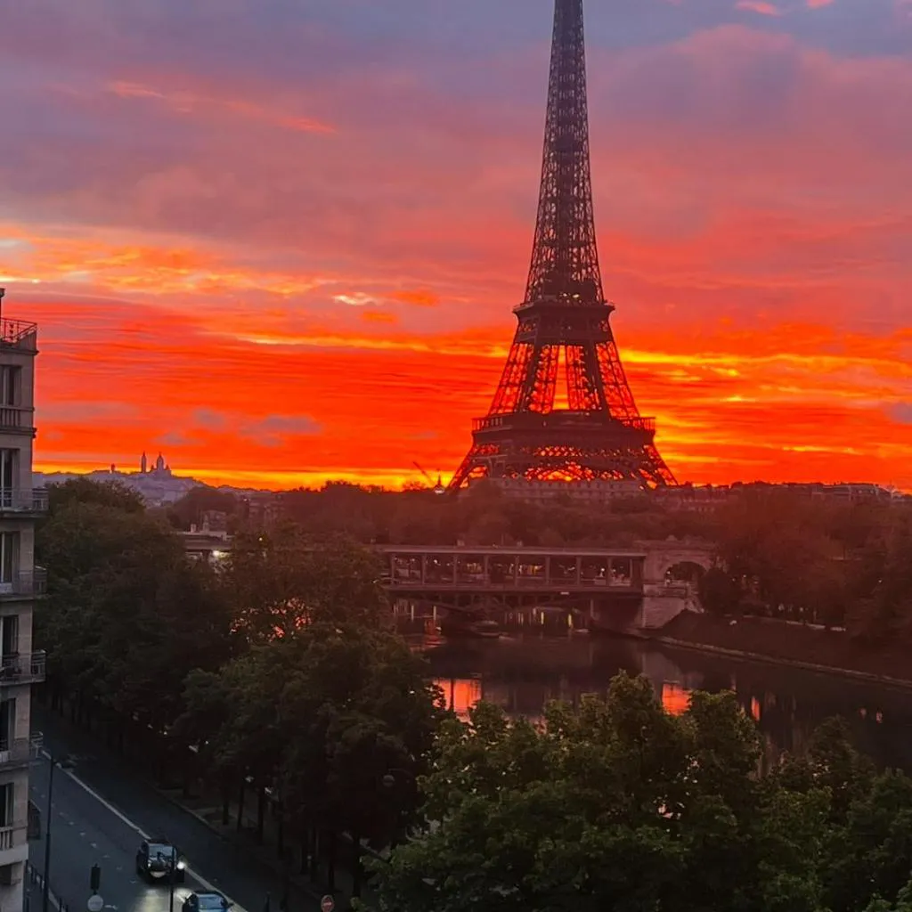Photograph of Les Amoureux de Paris