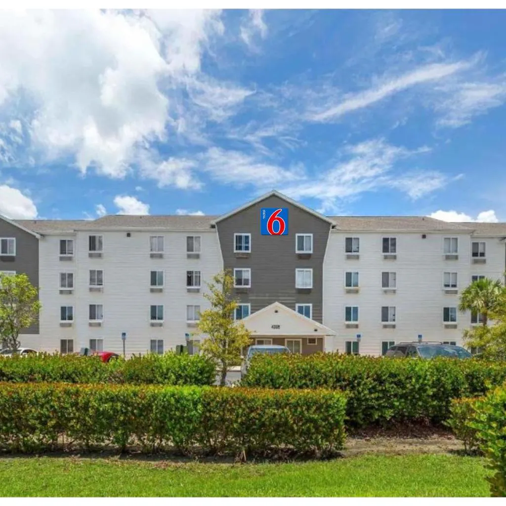 Photograph of Motel 6 Suites Fort Myers, FL
