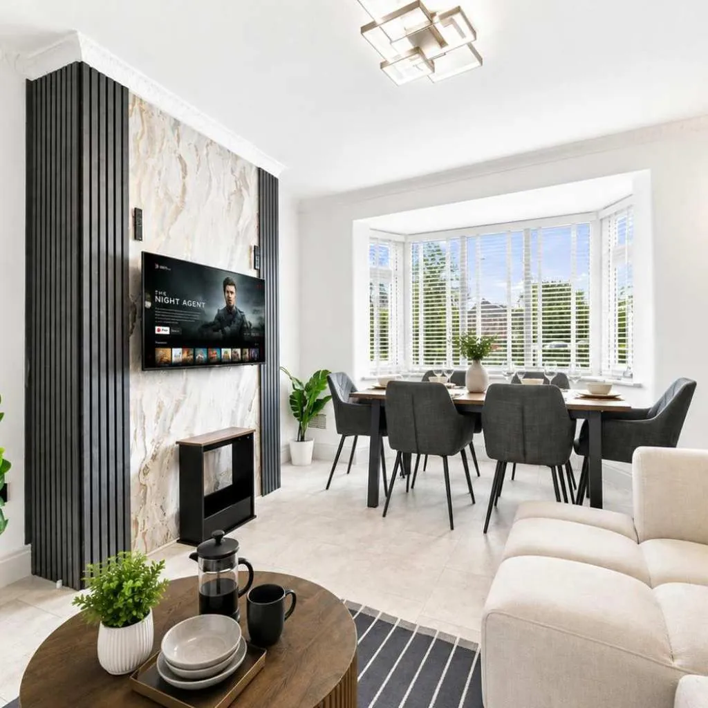 Photograph of Stylish 5-Bed Manchester 3 King Beds 1 double 1 single Sleeps 9