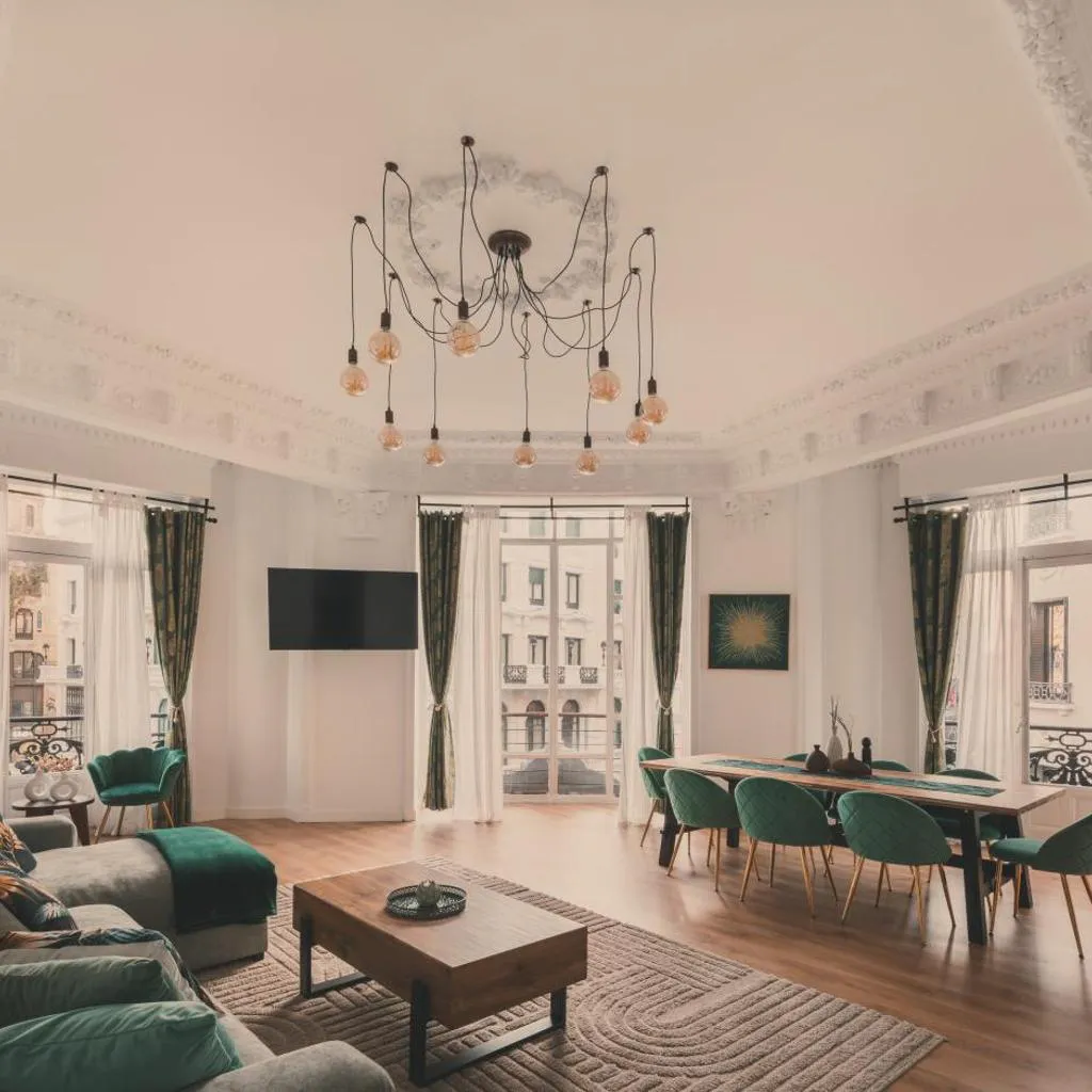 Photograph of 8 rooms, 6 bathrooms over Gran Via Street
