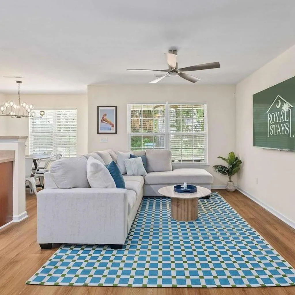 Photograph of Queen Kelsey-Mins From Credit One-Pet Friendly