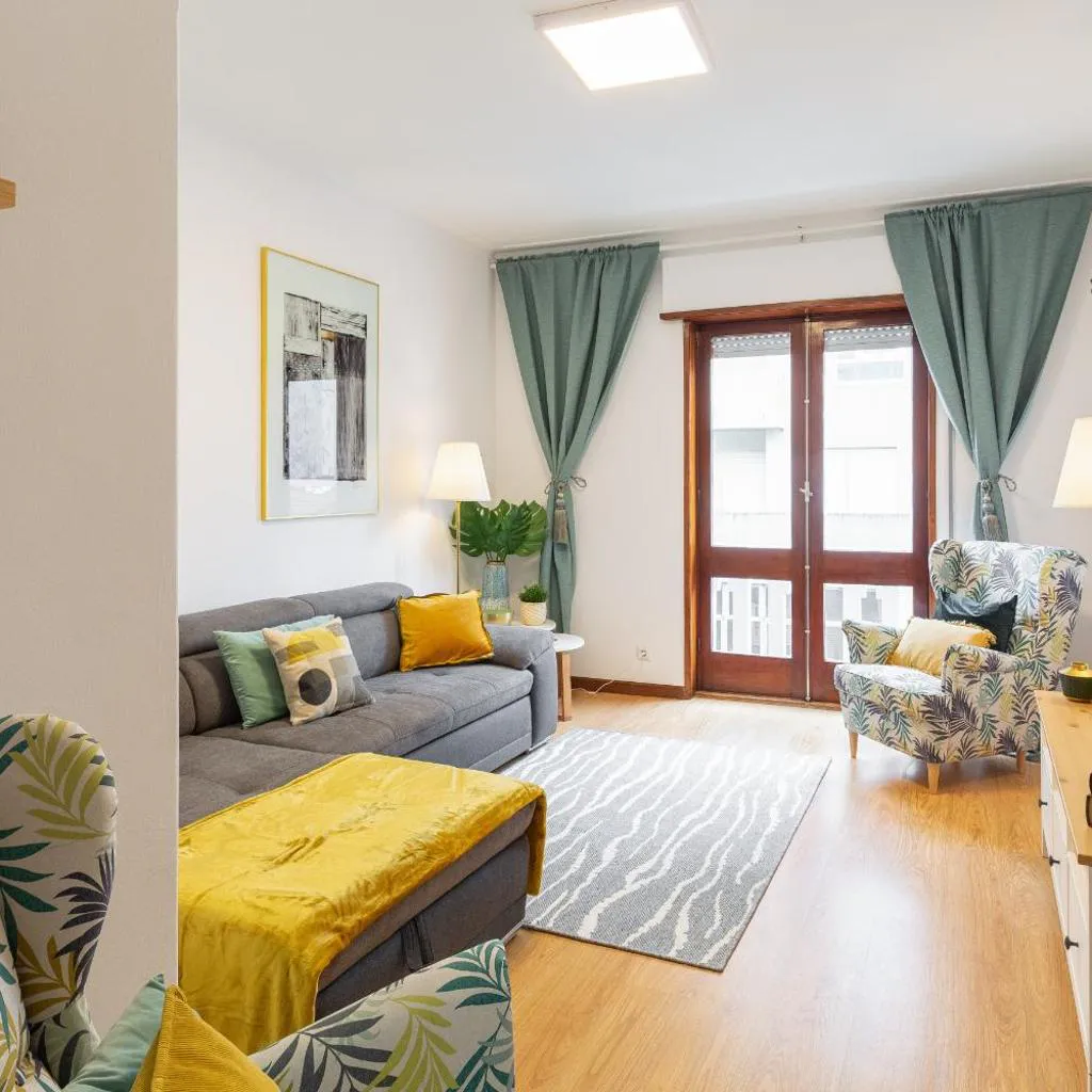 Photograph of Host Wise - Deluxe Bright Flat