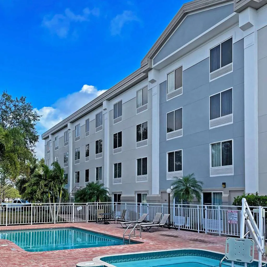Photograph of Comfort Inn & Suites Sarasota I75