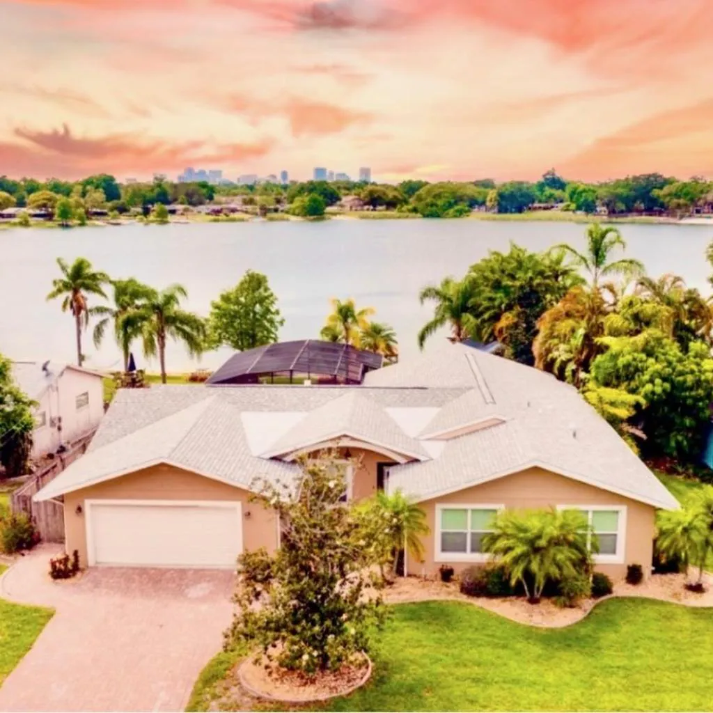 Photograph of Lakefront and Pool 4bed Orlando House Near Downtown 20 minutes from Attractions