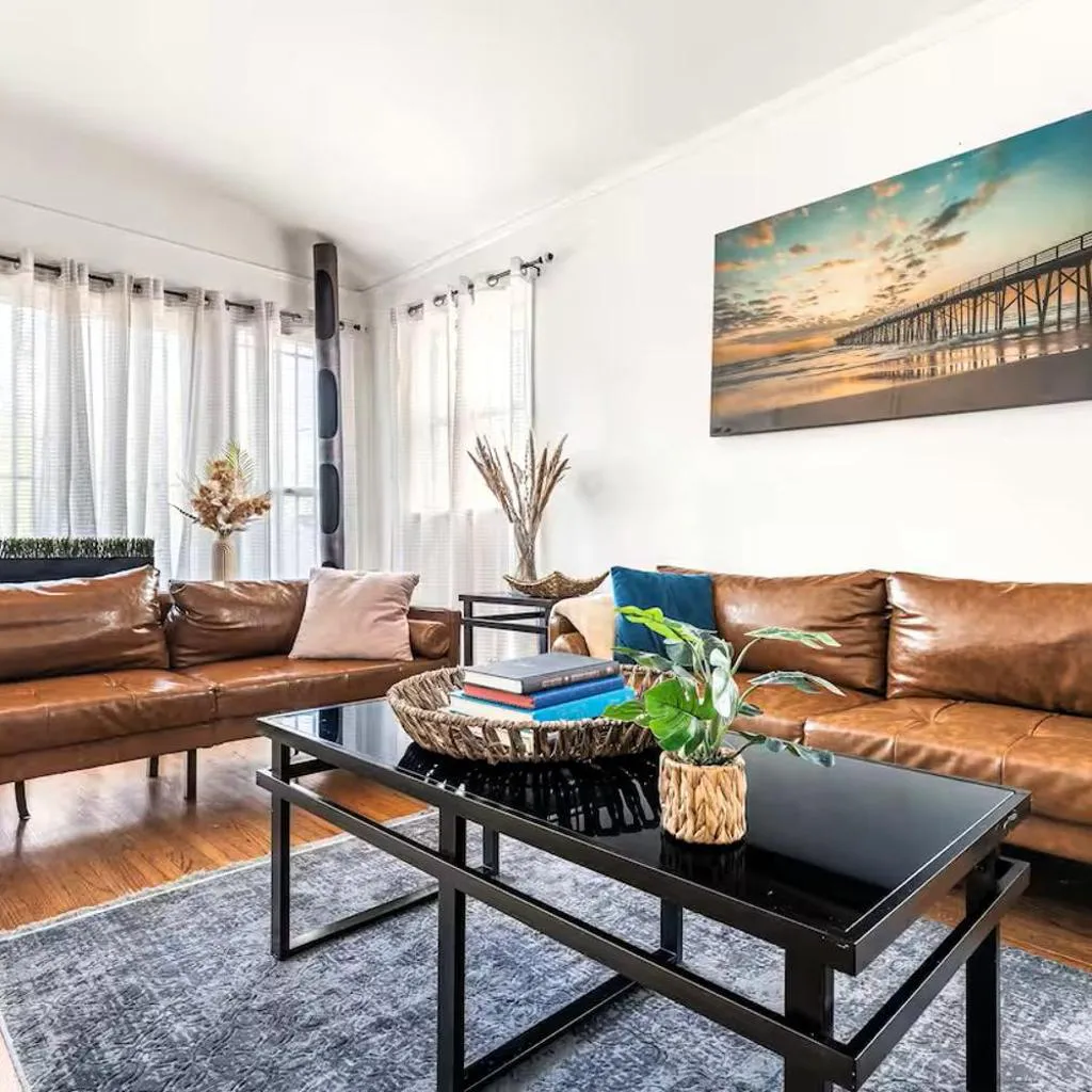 Photograph of Spacious 4 bedroom home by Melrose and 10 minutes to Hollywood Walk of Fame