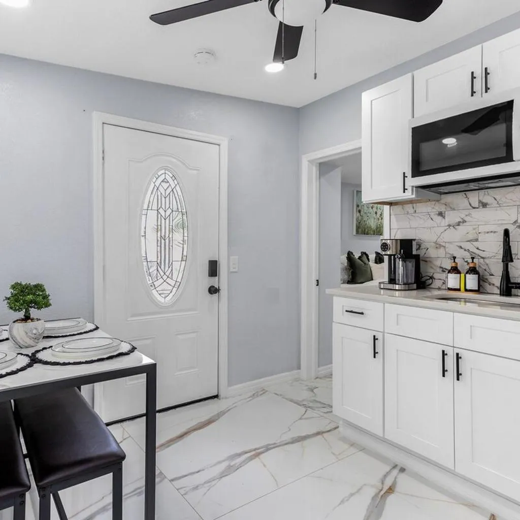 Photograph of Modern 2BR Home, 2 Queen Beds Near Beaches & Downtown