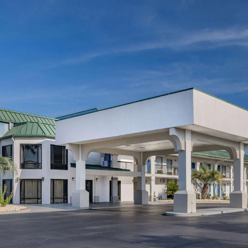 Photograph of Days Inn & Suites by Wyndham Savannah Midtown
