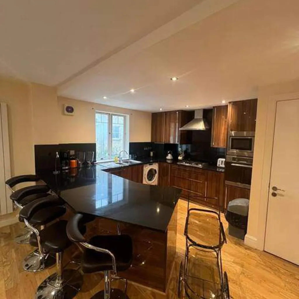 Photograph of 3-Bed Central Apartment - Sleeps 8 & Free Parking