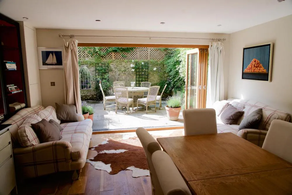 Photograph of Spacious flat with south facing garden