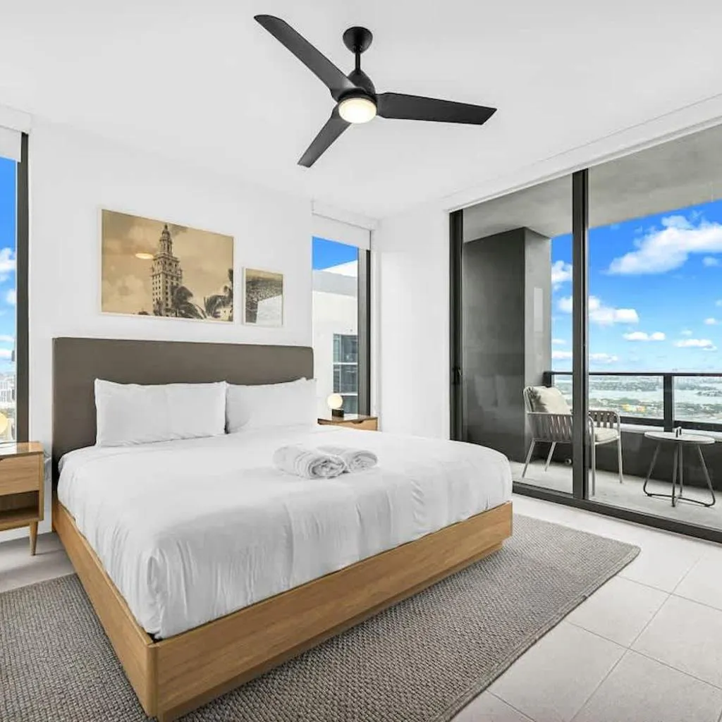 Photograph of 40th Floor 3BR Bay & City Views Sleeps 8