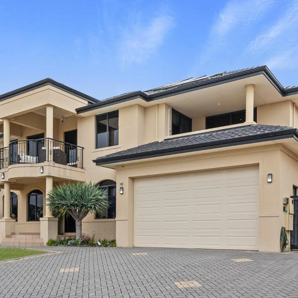 Photograph of Perth 2-Story, Views, BBQ & More