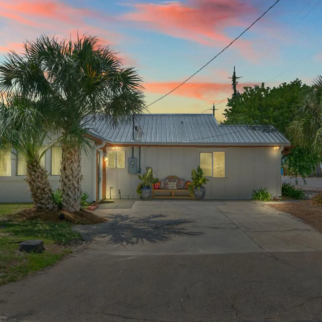 Photograph of Lost Pearl - Charming 1940s Beach Cottage, 1 Block to Private Beach Access, FREE Daily Activities, and More