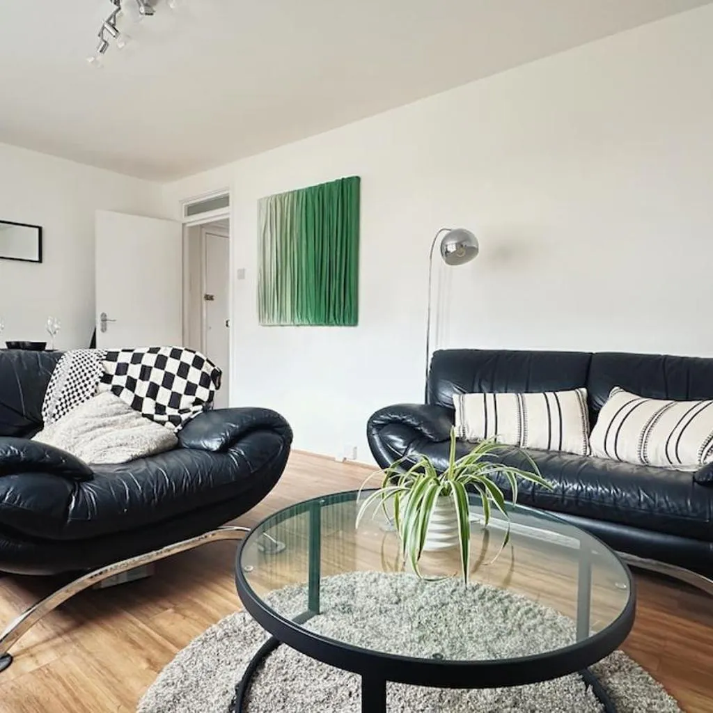 Photograph of New Large 2 bed flat in London