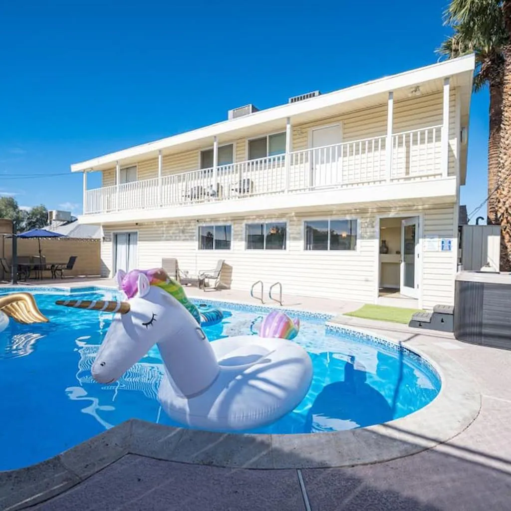 Photograph of Large House, 15 Beds, Heated Pool, Hot Tub, BBQ, Close to Strip