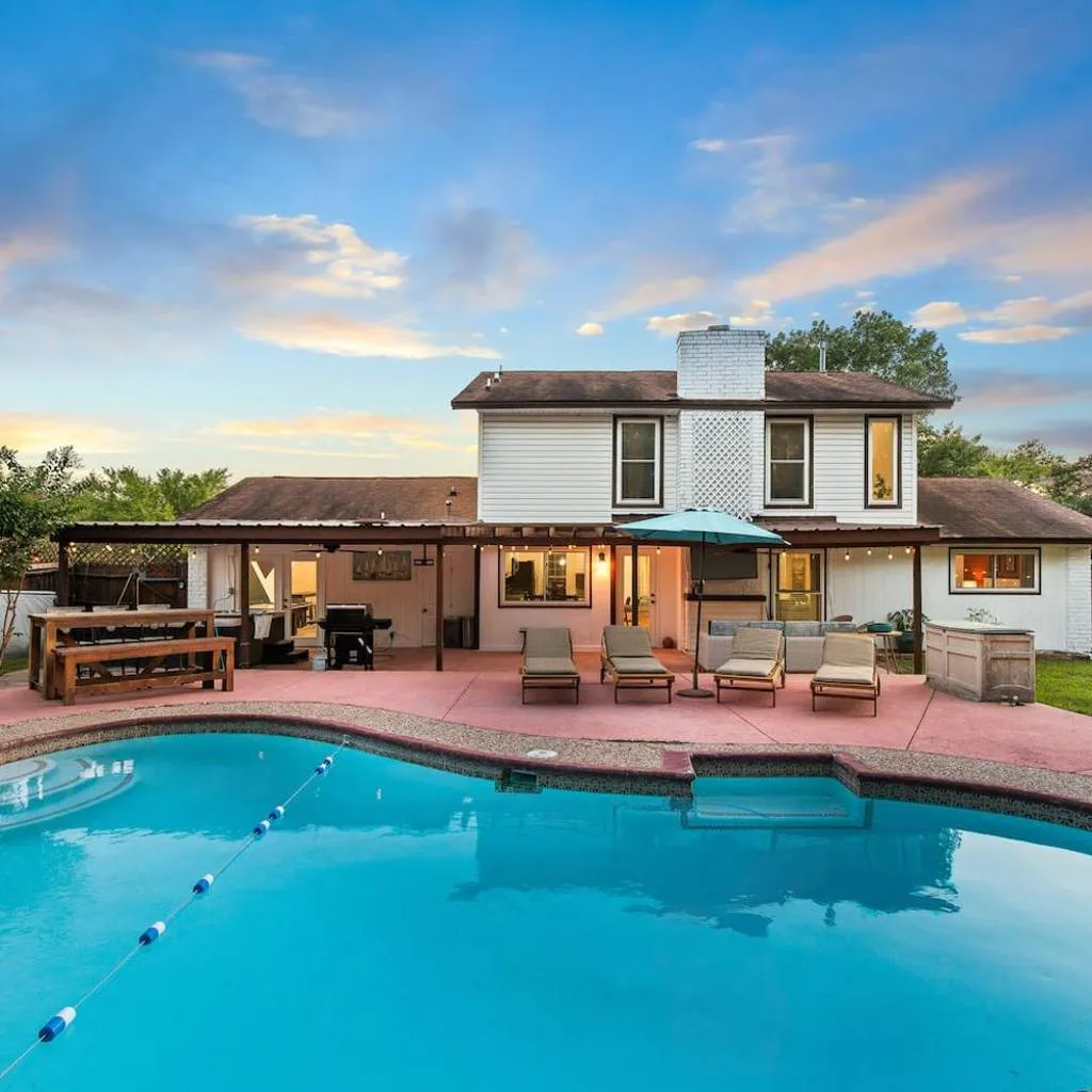 Photograph of Pool, Hot tub, game room 12 beds, sleeps 16