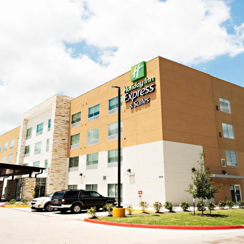Photograph of Holiday Inn Express & Suites Houston Southwest Galleria Area by IHG