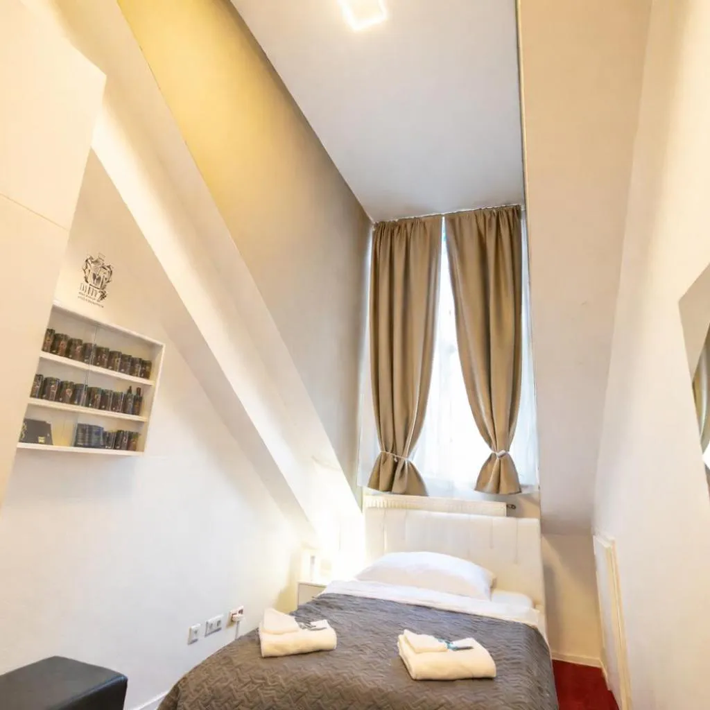 Photograph of DATRI Petite Suite 4