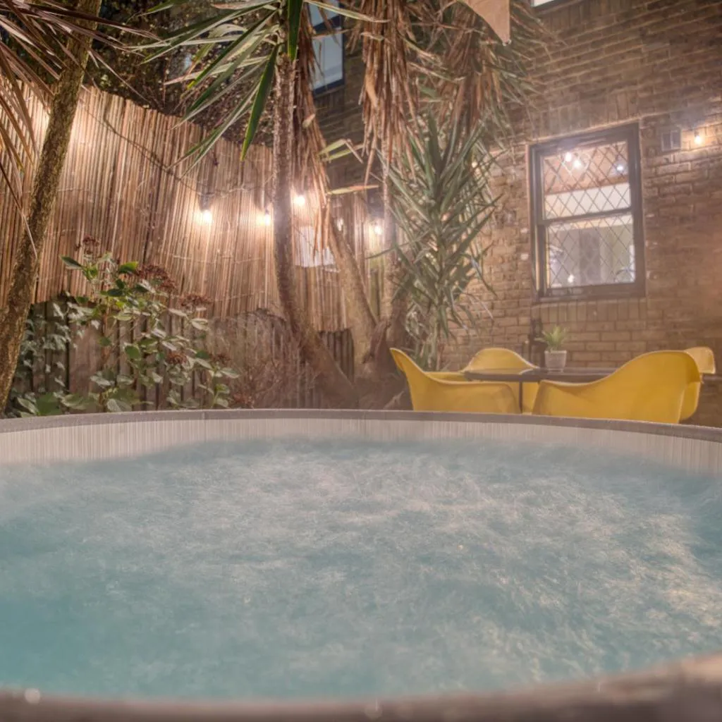 Photograph of London Fulham - hot tub, parking, games & arcade