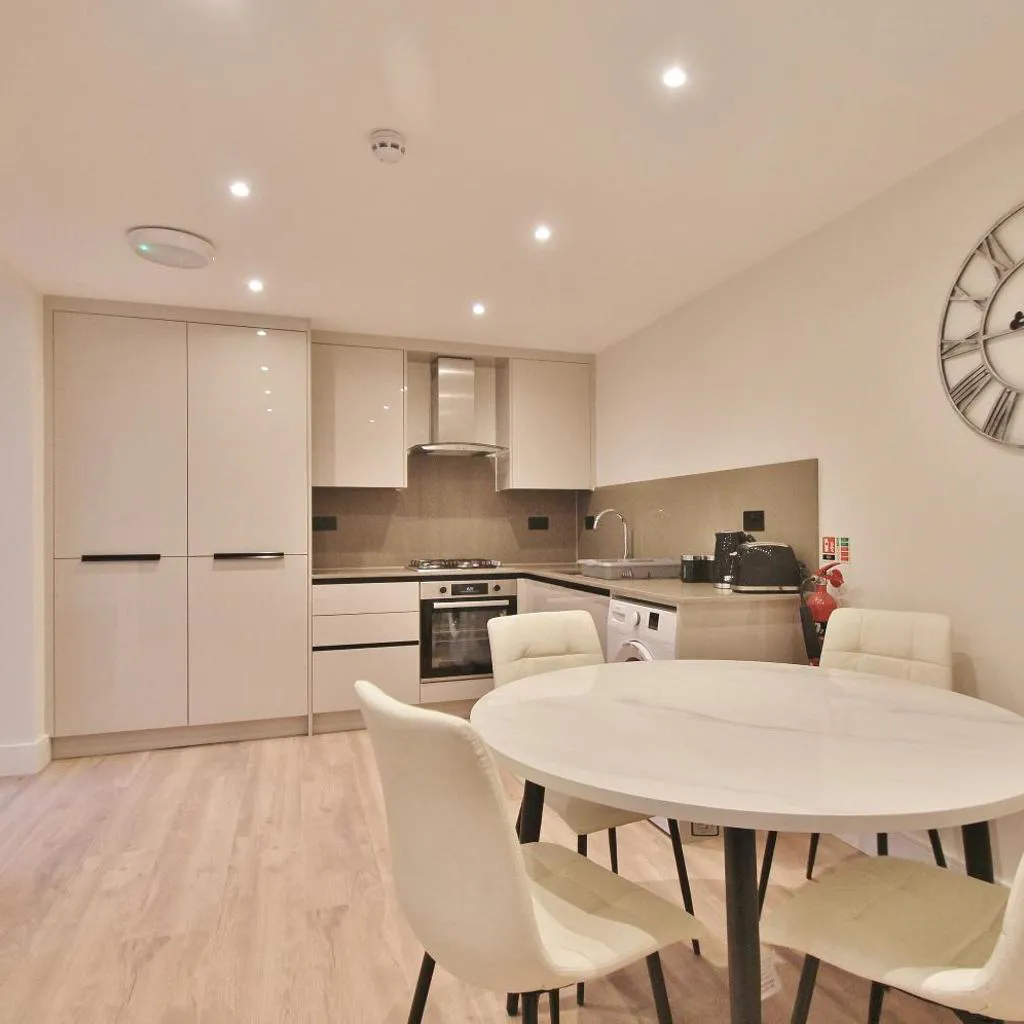 Photograph of Lovely 2 Bed Garden Flat in Shepurds Bhush