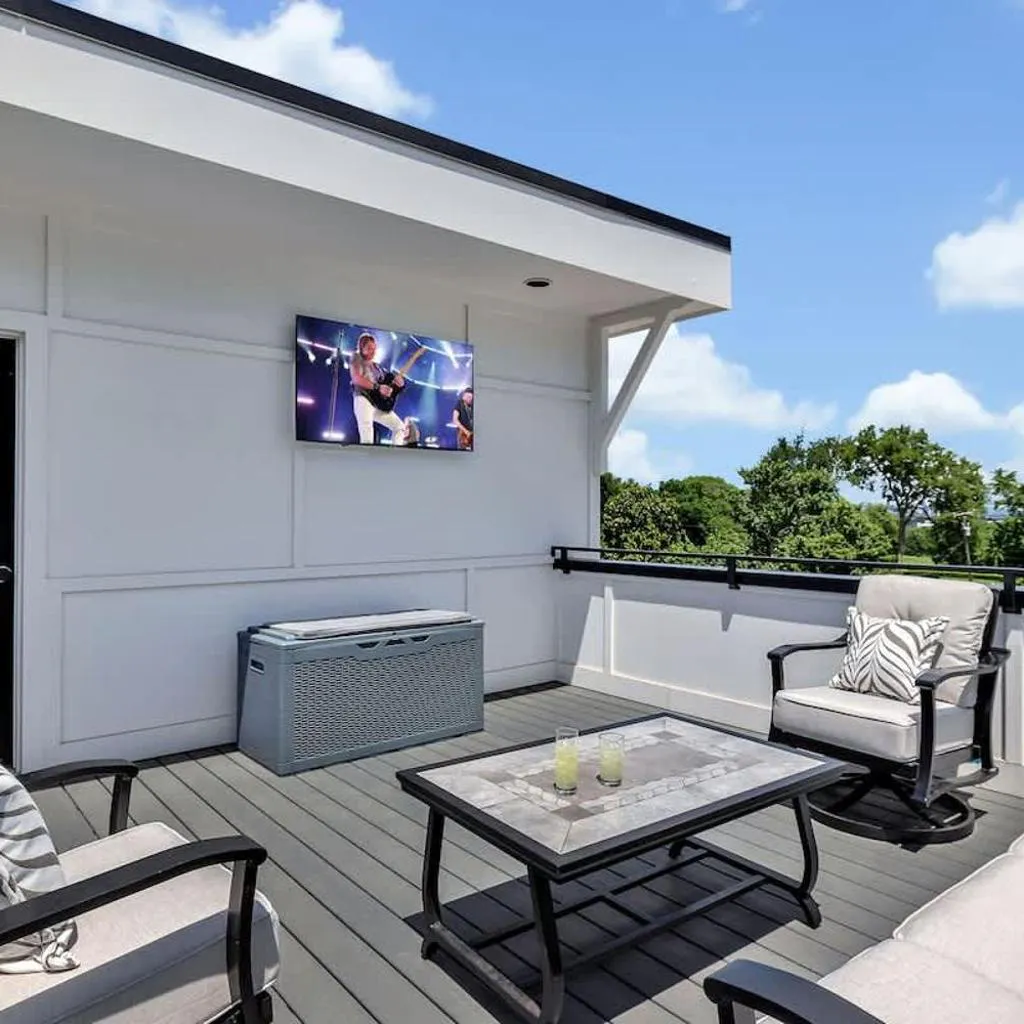 Photograph of Soprano - Private Rooftop - 8 mins to Broadway