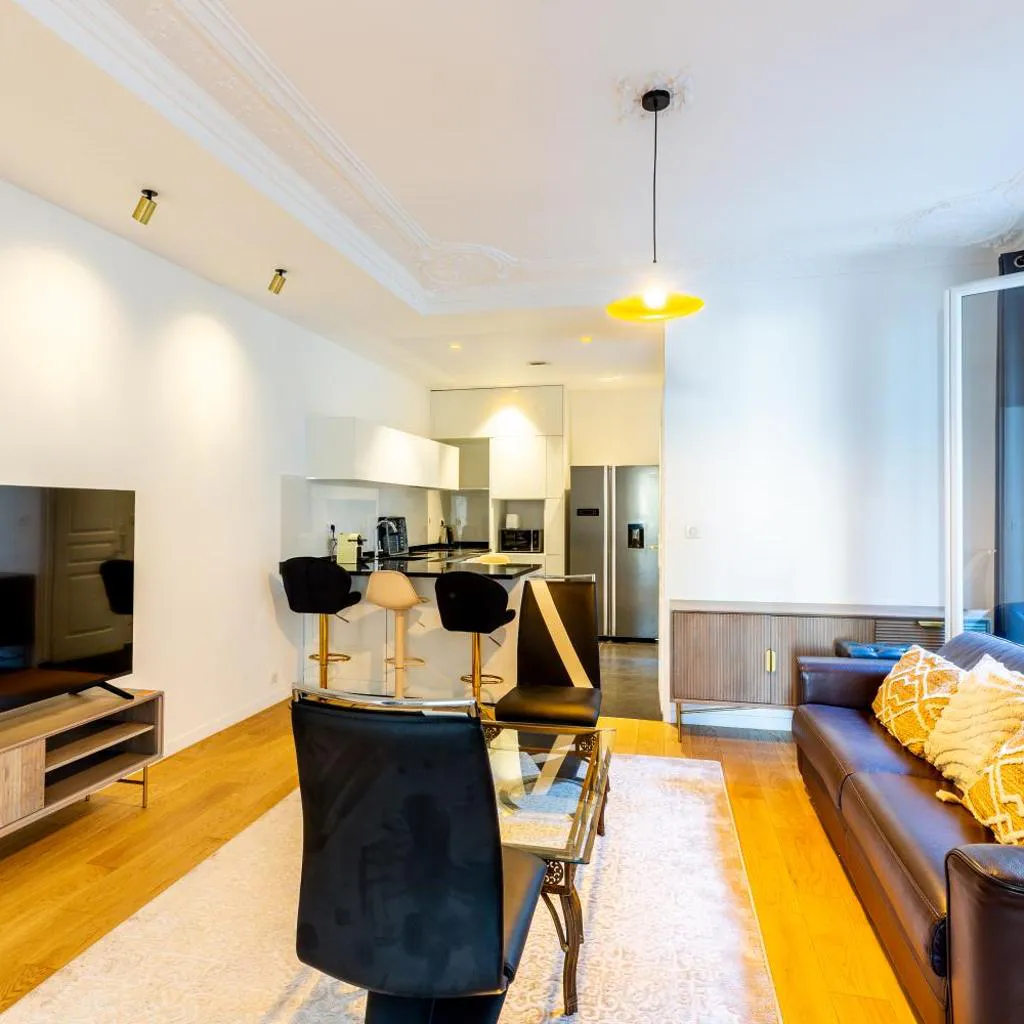 Photograph of Elegant 2BR - Sleeps 6 - Steps from Arc de Triomphe