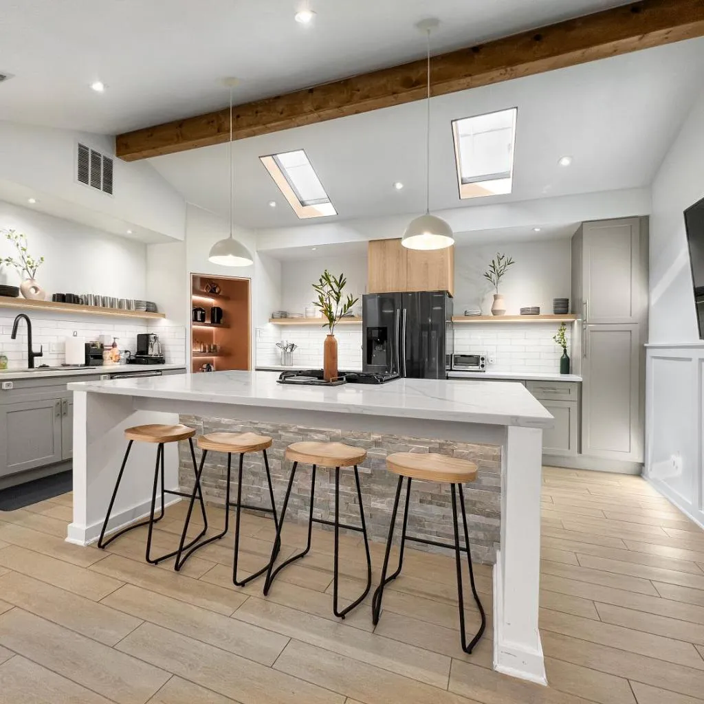 Photograph of open airy custom designed home - 2kings - sleeps 14