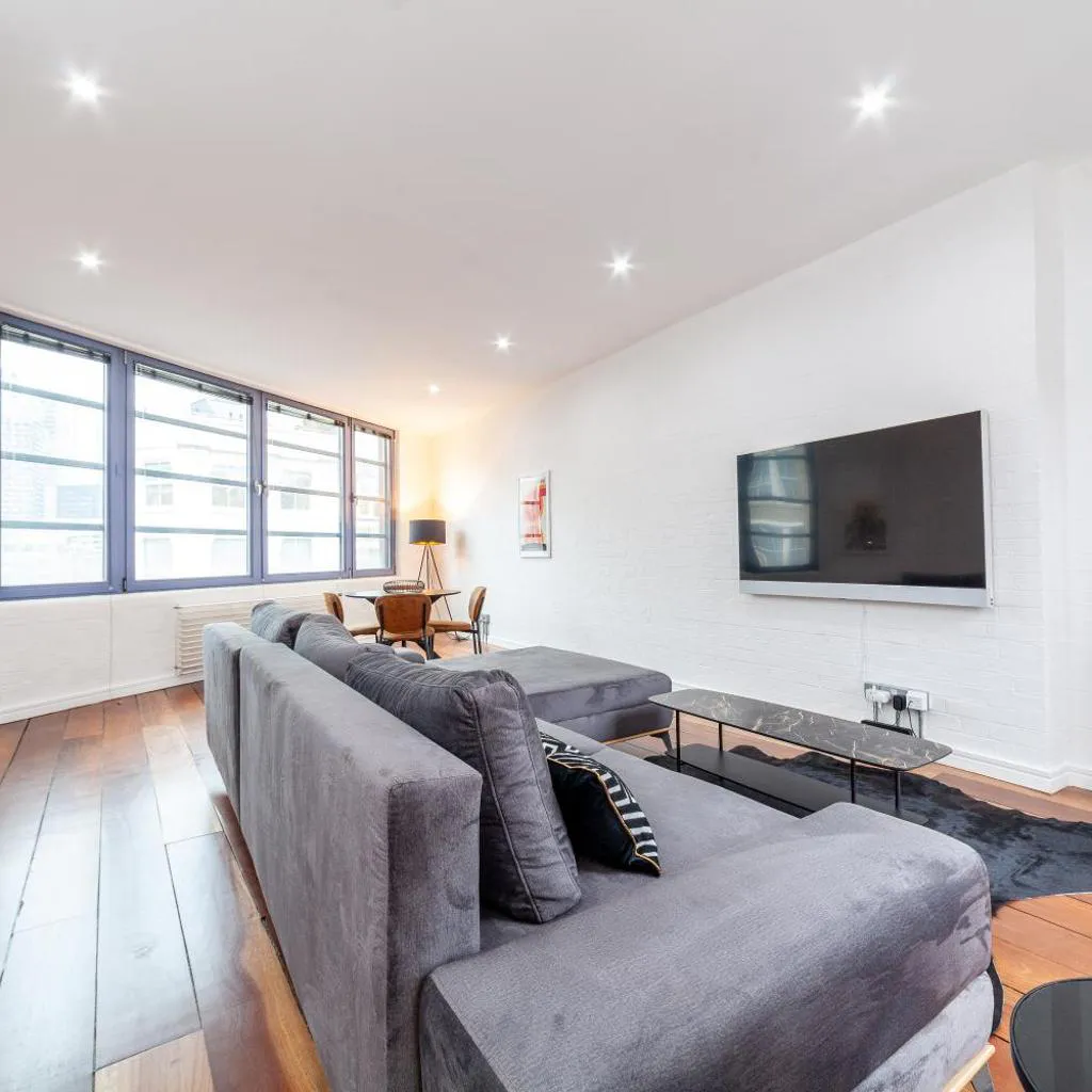 Photograph of Penthouse 2BR duplex with Roof Terrace in Shoreditch