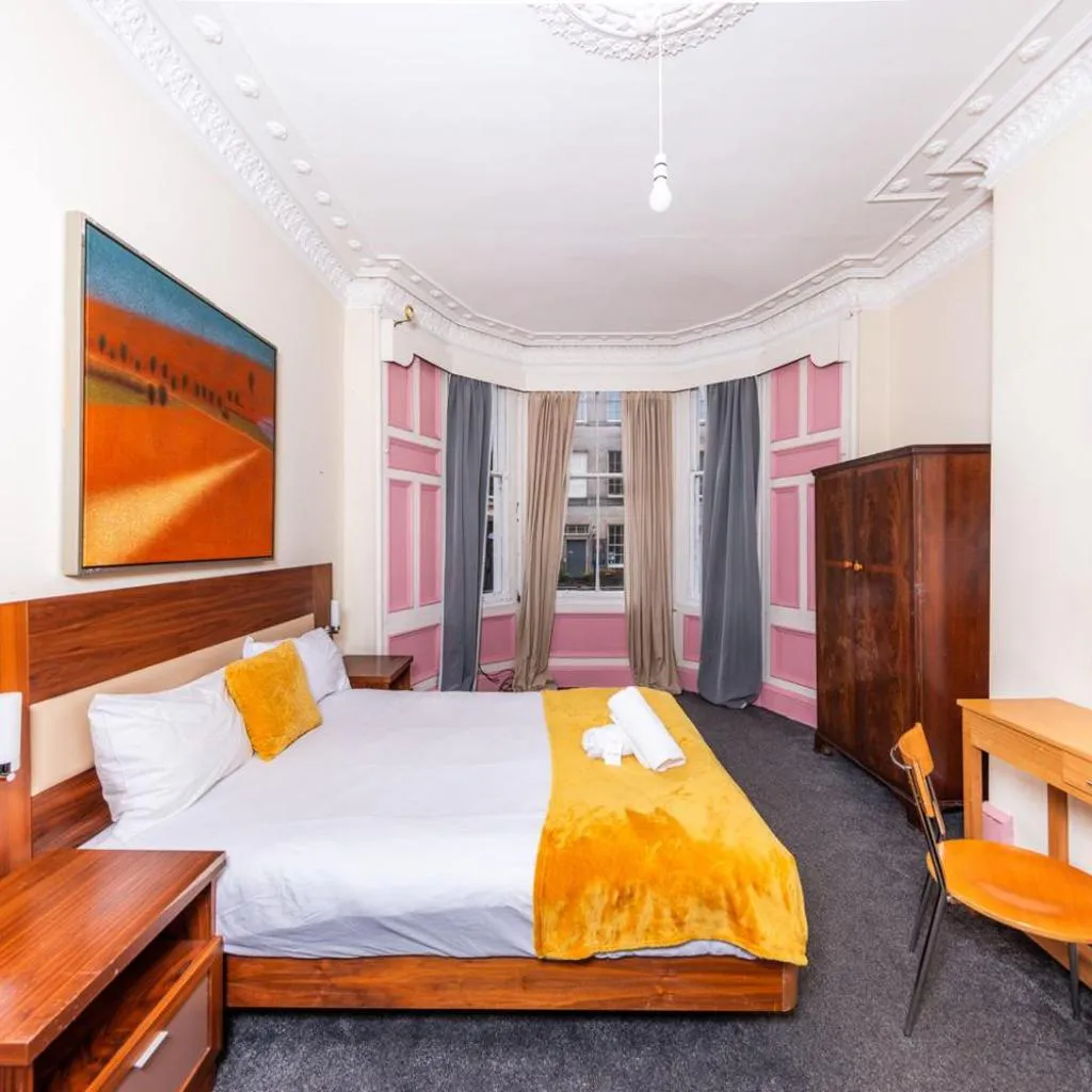 Photograph of Central and Charming Edinburgh Apartment
