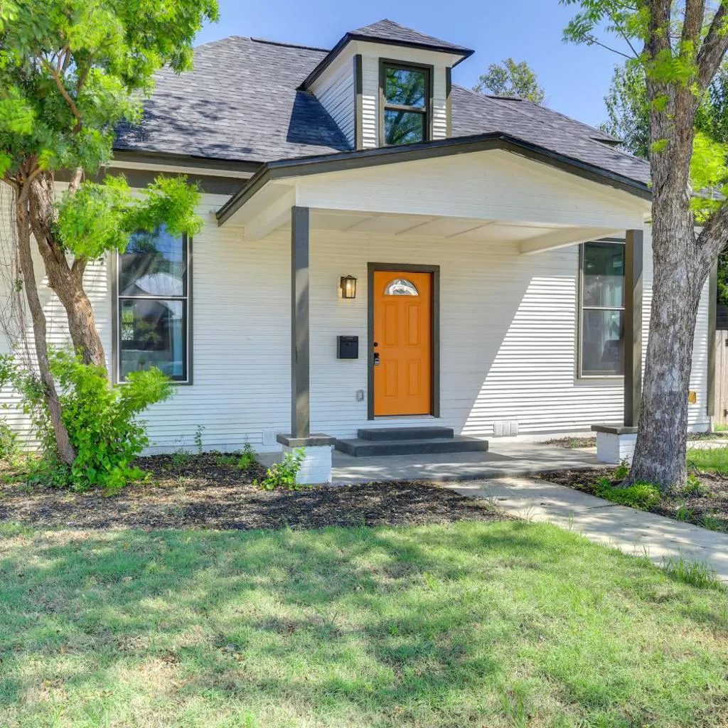 Photograph of 1 Mi to Dtwn San Antonio: Sleek Bungalow w/ Yard!