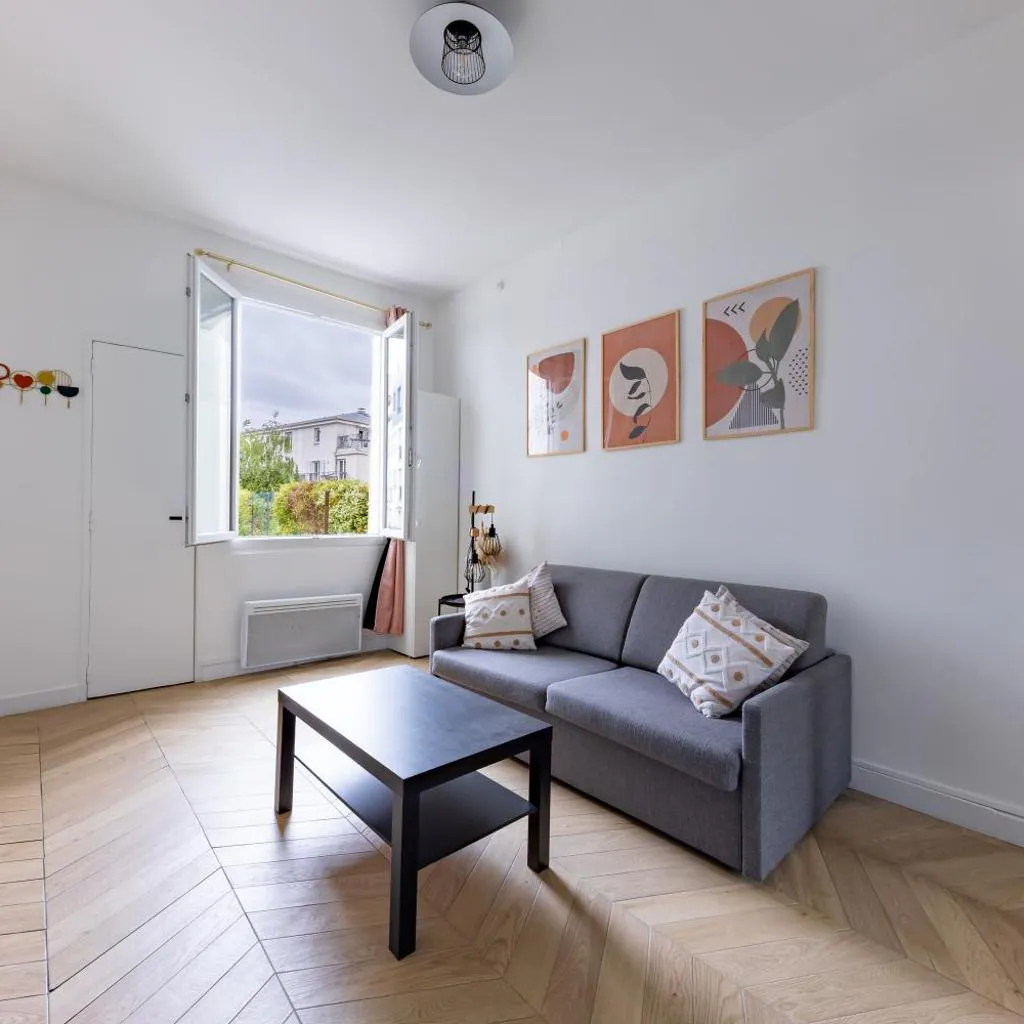 Photograph of Romantic 3 Stars - Studio suite by Canal Saint-Martin