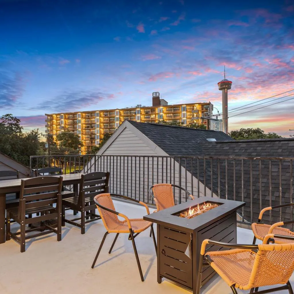Photograph of Unique Duplex - 18 beds - Downtown Terrace View