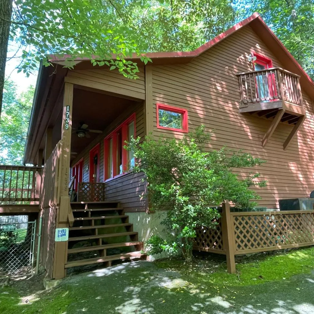 Photograph of Ole Red Retreat - 10 minutes to Gatlinburg & Great Smoky Mountains