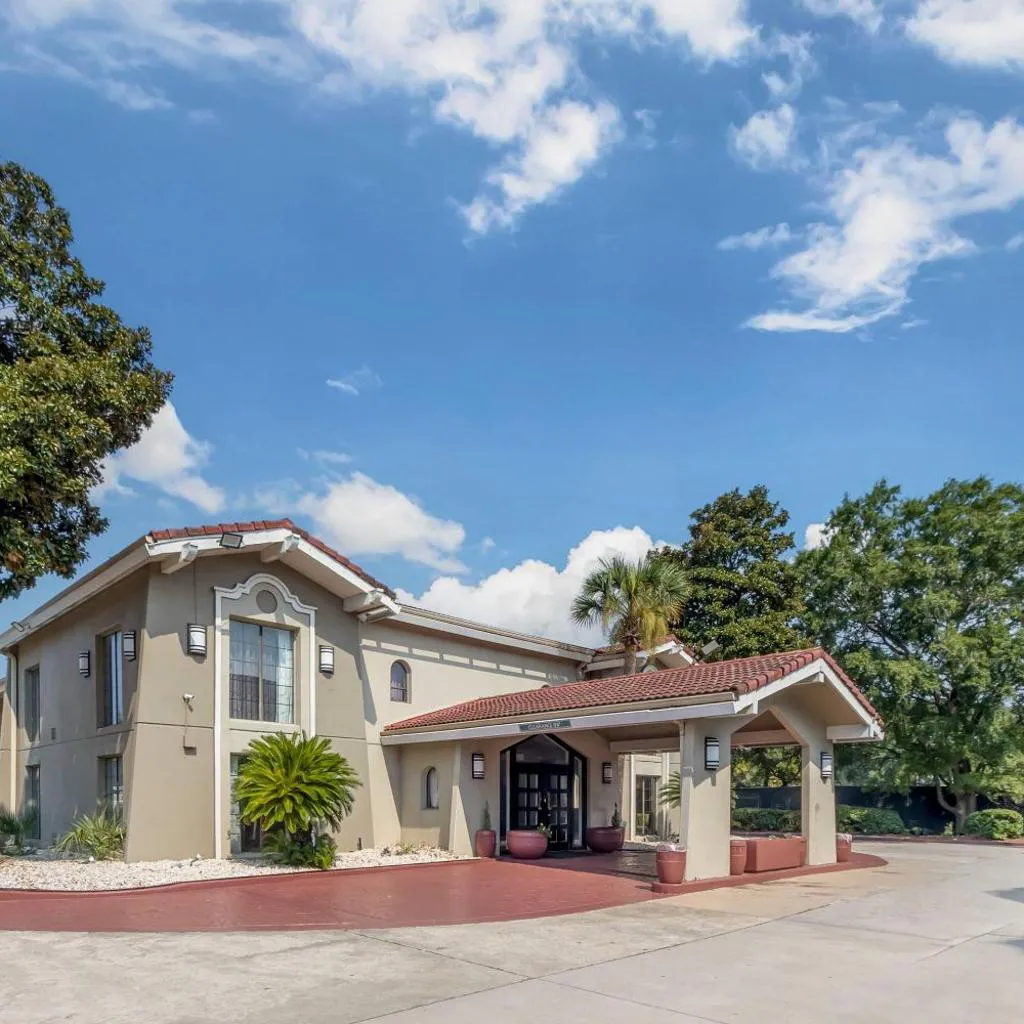 Photograph of Quality Inn & Suites North Charleston - Ashley Phosphate