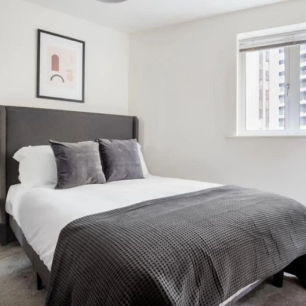 Photograph of Canary Wharf 1-Bed with Balcony and Lift, Near DLR
