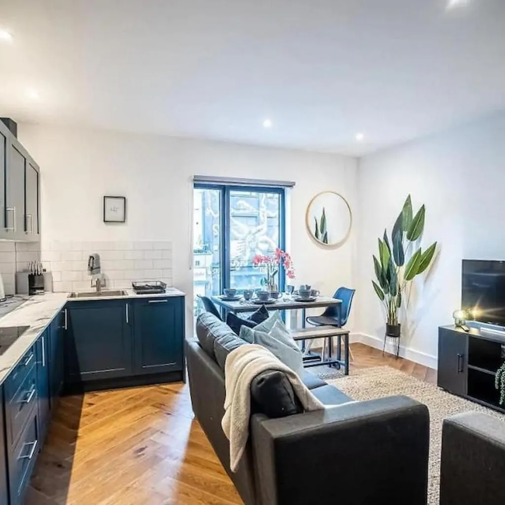 Photograph of Charming 2 Bedroom Flat I Next To Brighton Station