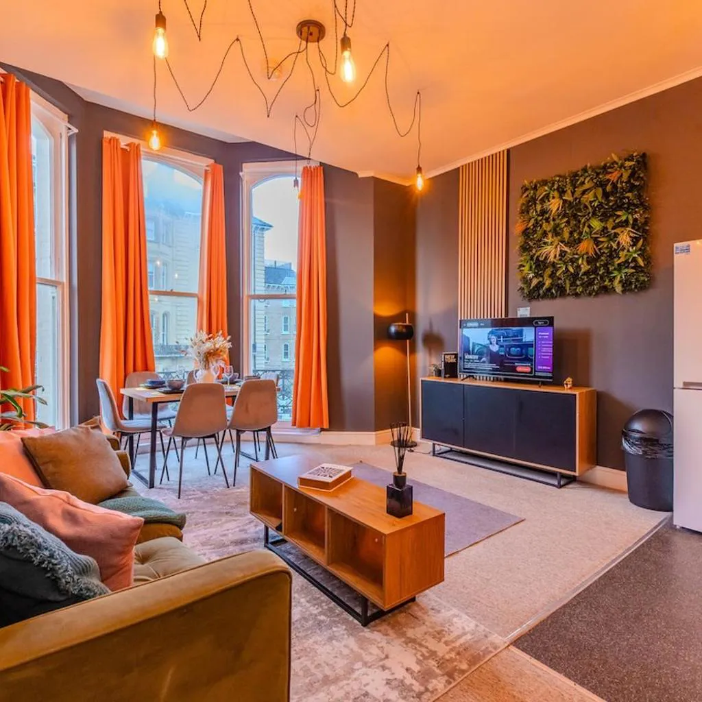 Photograph of Seaview & Free Parking 3 Bedrooms High Ceiling Apartment Next to Hove Beach Best For Business and Family Trip