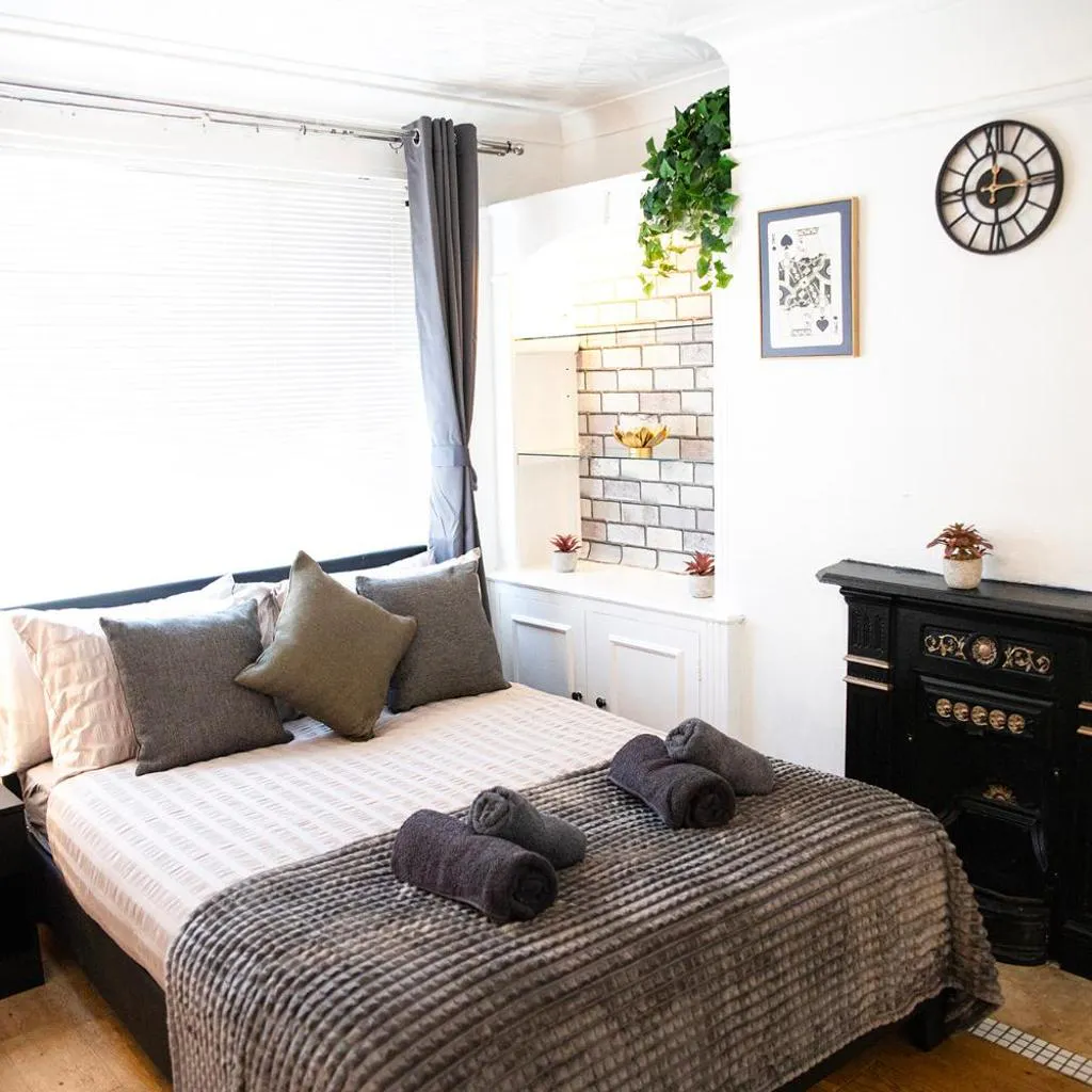 Photograph of Brighton & Hove, 4 bedrooms, 5 beds, Garage