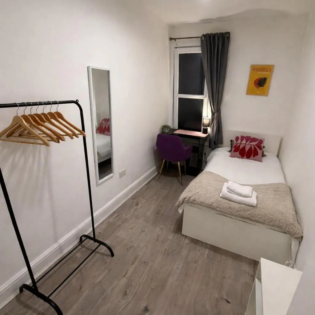 Photograph of 2 Bed flat - Sleeps 4 Parking - Wi-Fi - sofa bed