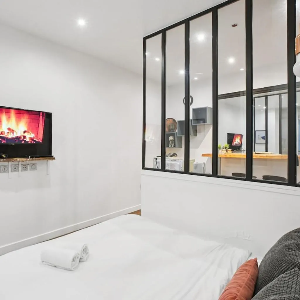 Photograph of Elegant bright studio in prestigious 7th arrondissement