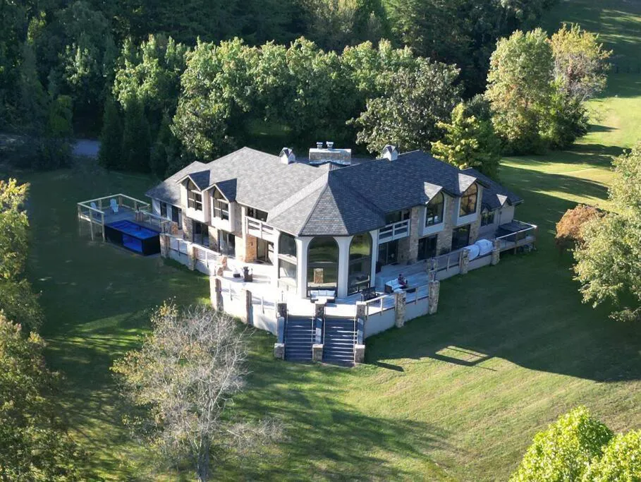 Photograph of Crestview Estate 5 acres-heated pool-5min to strip