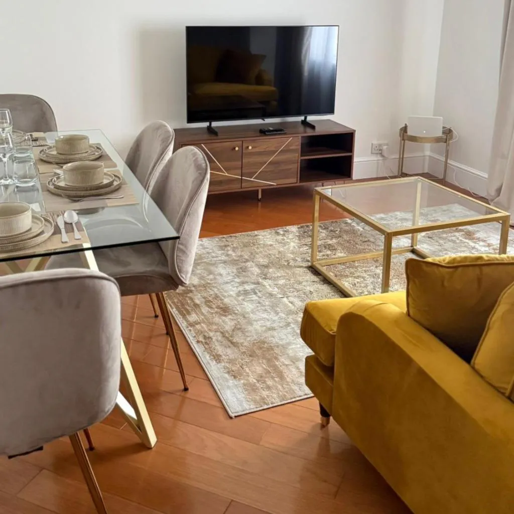Photograph of Spacious Hyde Park 2 Bedroom Flat