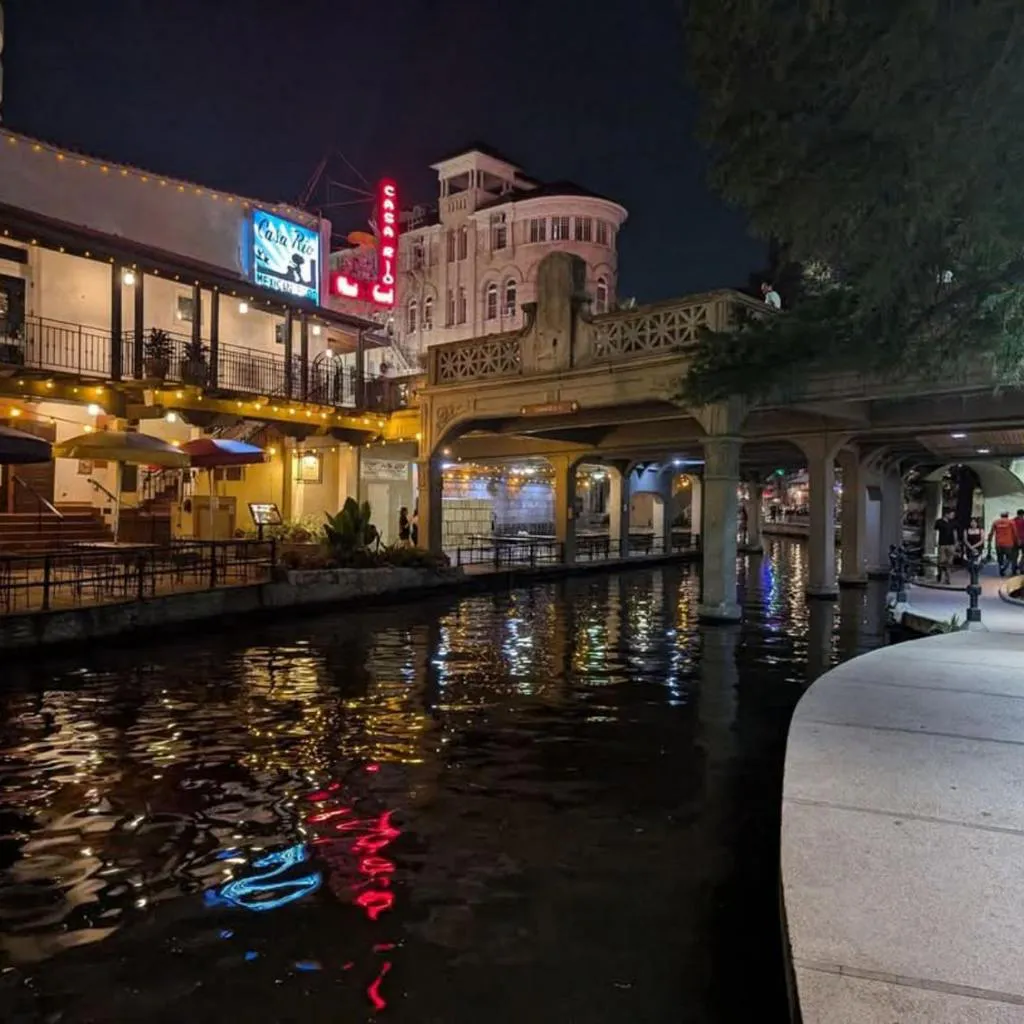 Photograph of Luxury Riverwalk Condo Pool, Balcony, Parking