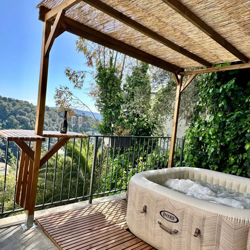 Photograph of Studio romantique avec jacuzzi privé - aperçu mer - terrasse - parking gratuit