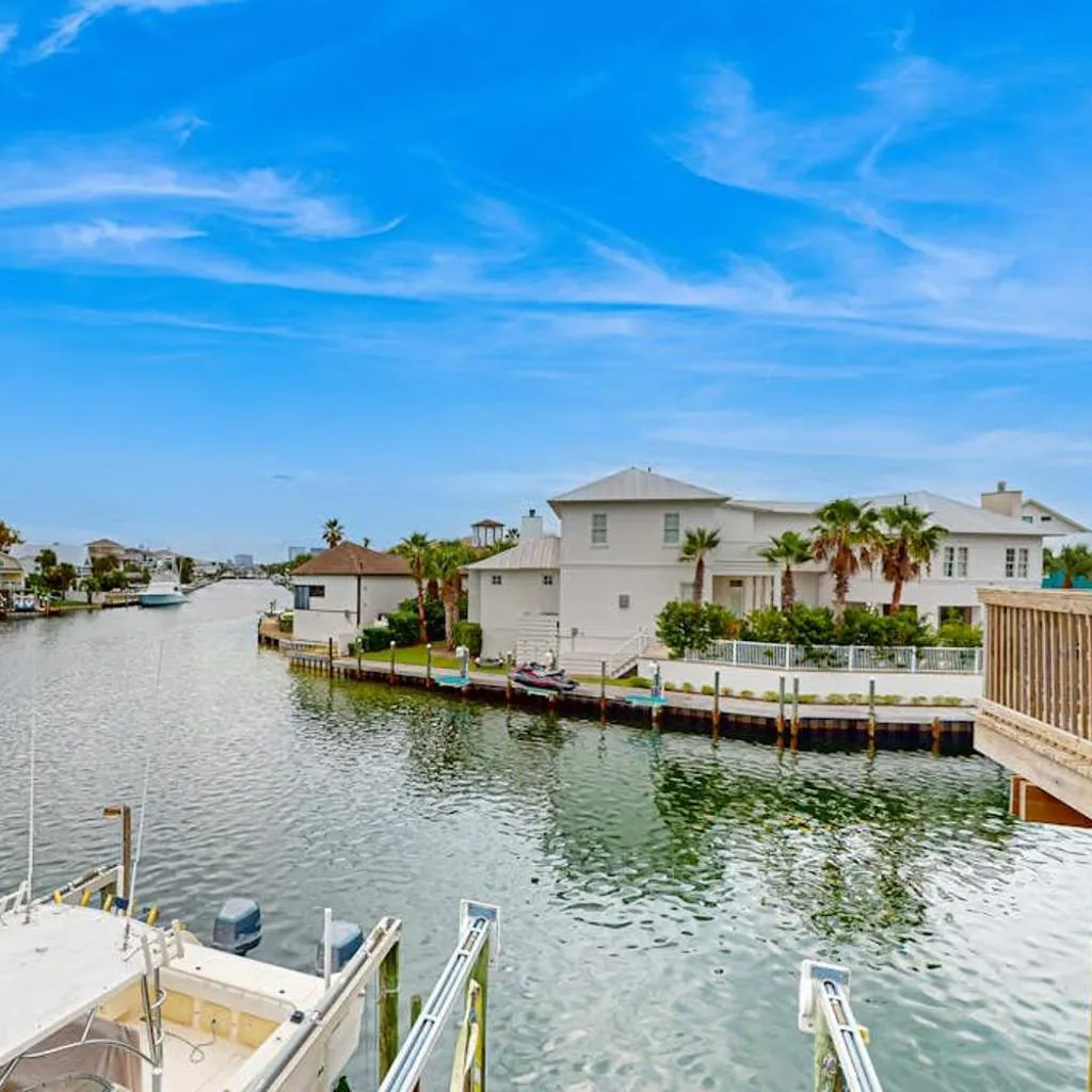 Photograph of Dog Friendly waterfront townhome with balcony and wifi