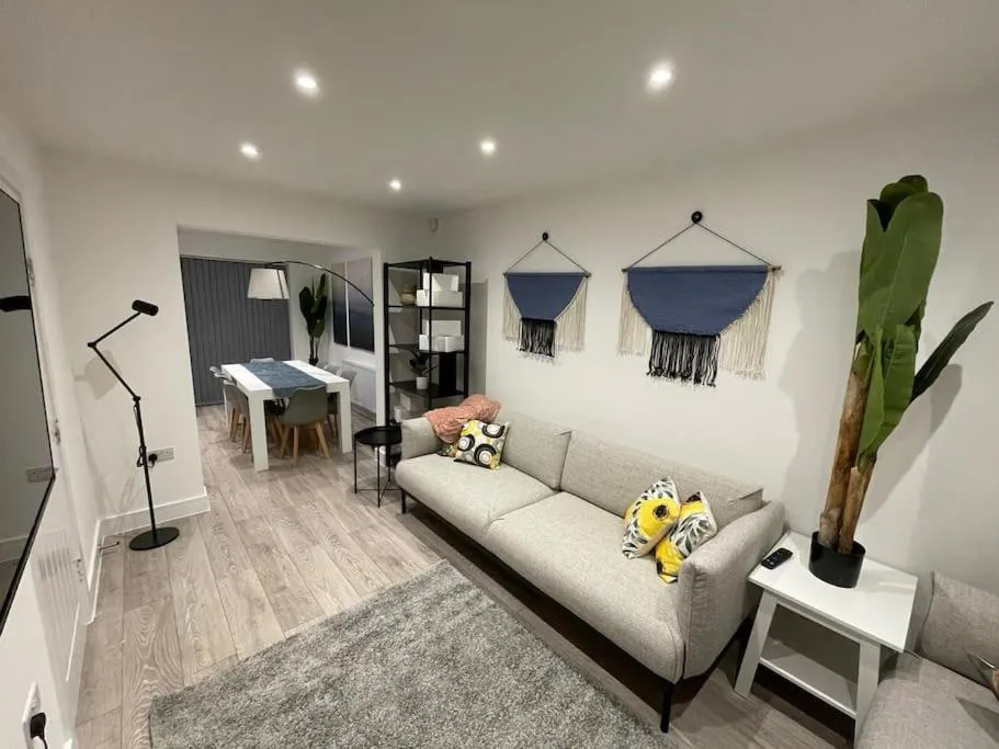 Photograph of New 4 bedrm house! Parking. 10min to City / Etihad
